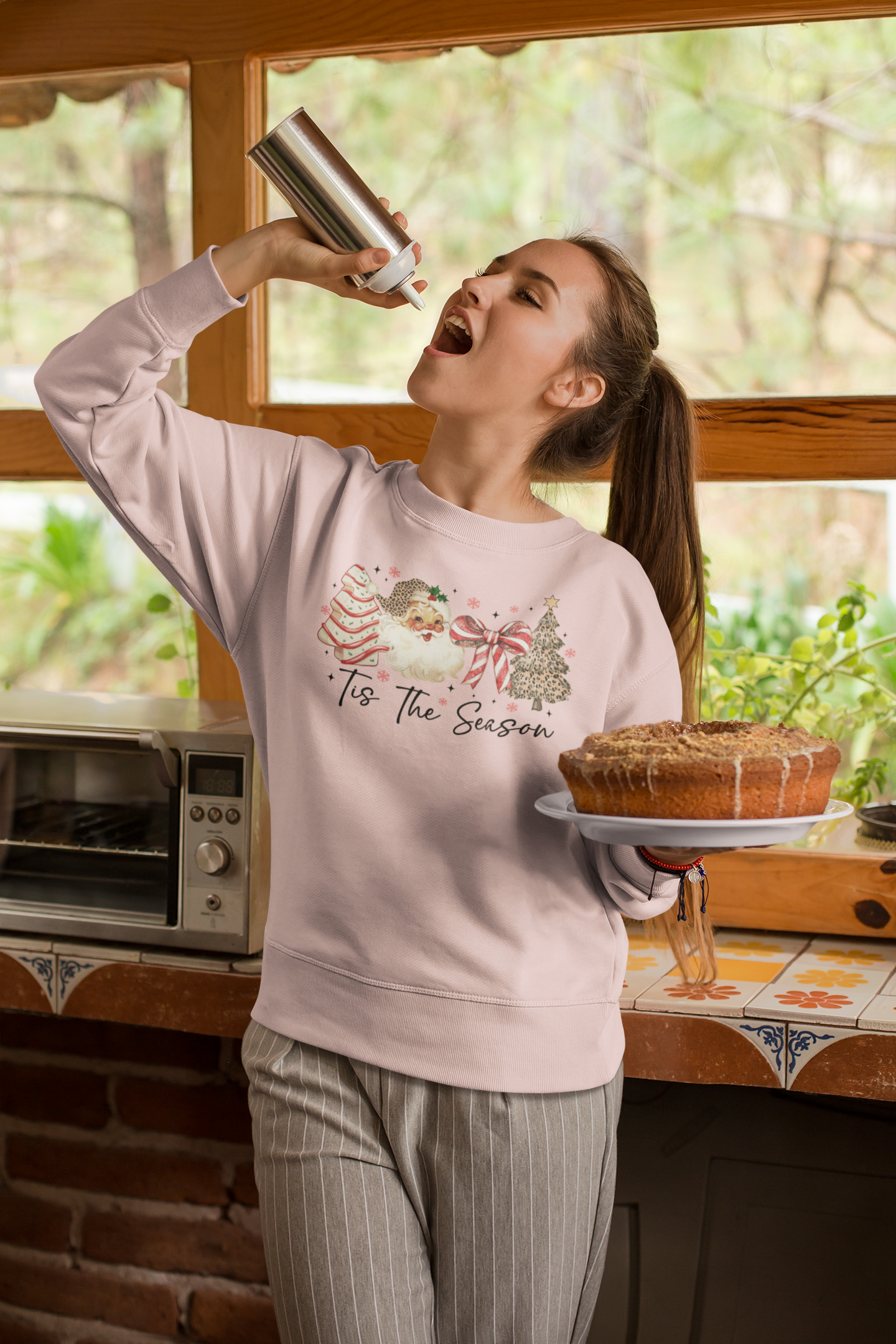 Tis the Season Shirt – Vintage Leopard Santa Christmas Tee, Cute Holiday Shirt for Women, Retro Christmas Aesthetic Top